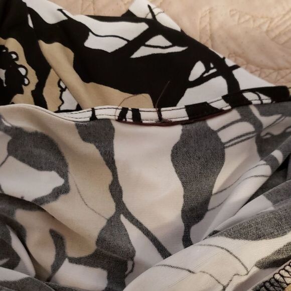 Flowers silky short sleeve blouse with side‎ tie accent. Size Large - Picture 6 of 6